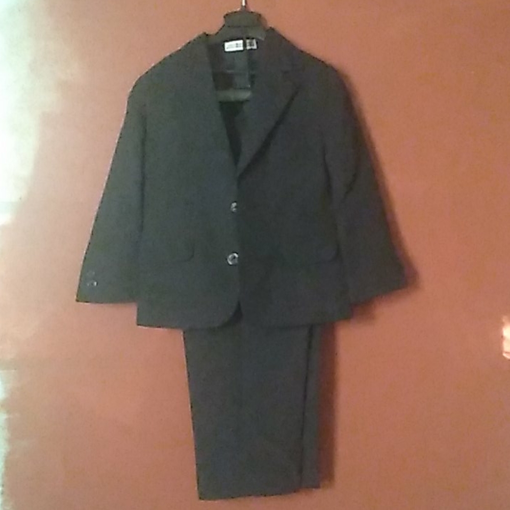 2 pc Boy Geoffrey Beene suit size 4